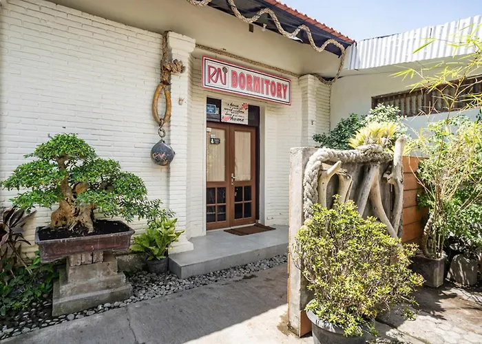 ホステル Reddoorz Hostel Near Sanur Beach Harbour バリ島
